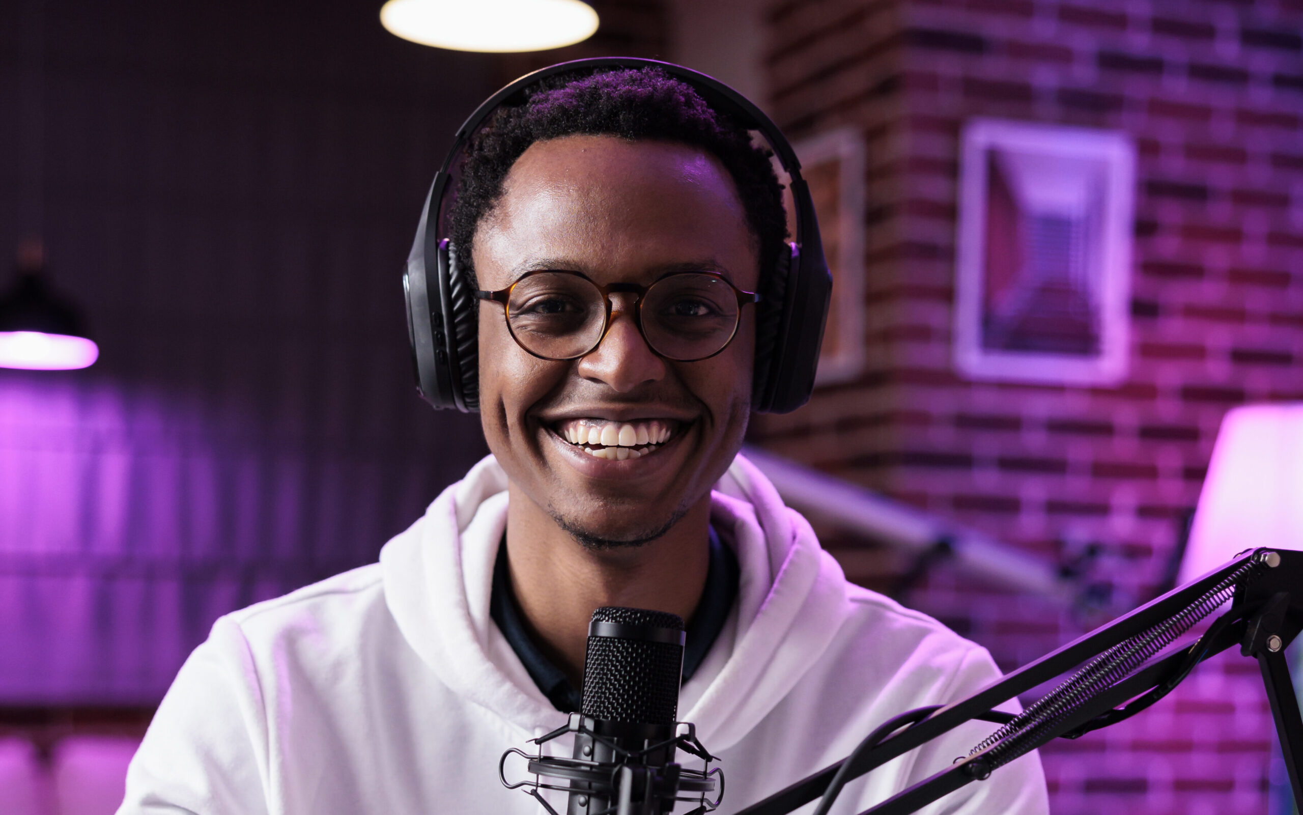 Emprendedor digital generando contenido con iluminación violeta