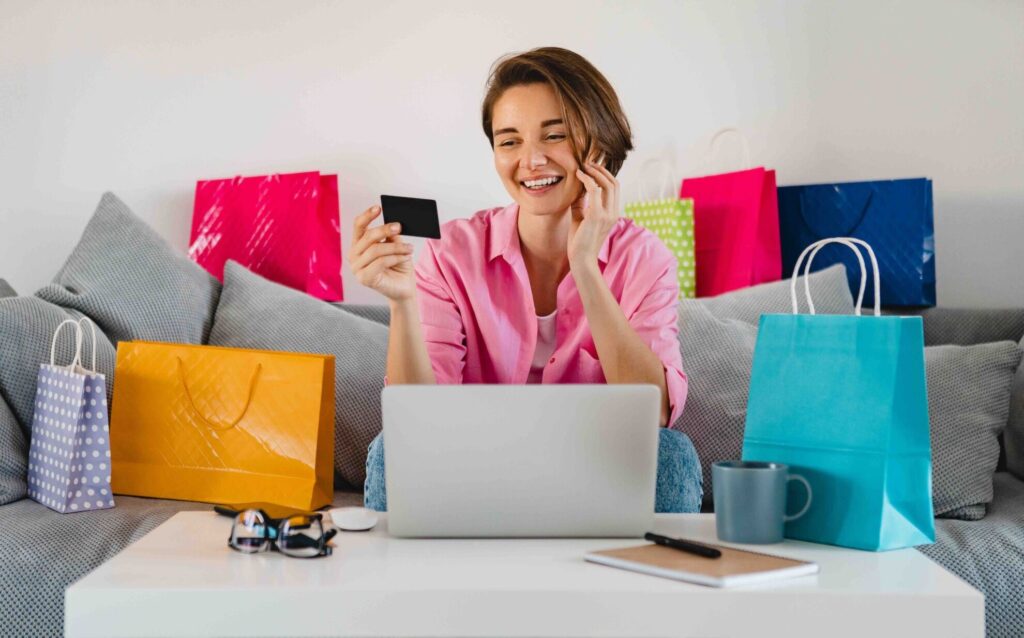 Mujer realizando compras por internet
Mujer sonriente comprando por internet
Compras digitales
Marketing digital
Marketing experiencial
